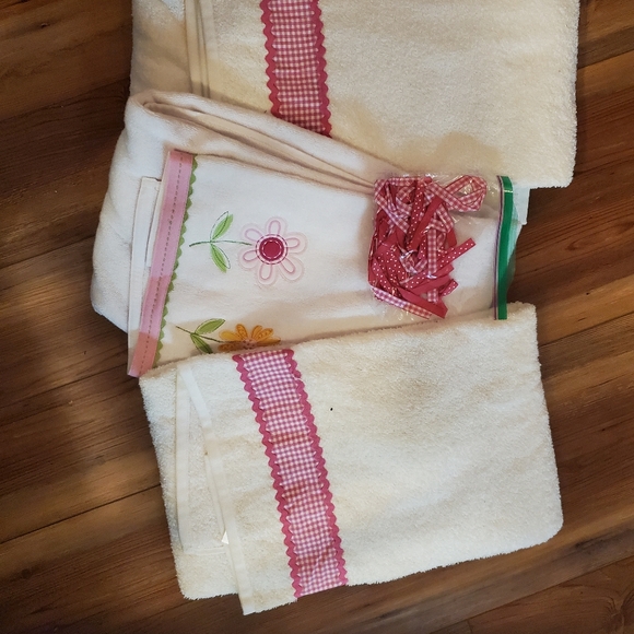 Pottery barn pink flowers quilt bedding set and bathroom set - Picture 5 of 5